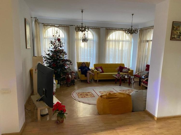 Casă individuală cu 7 camere cu Canalizare în Parcul Carol