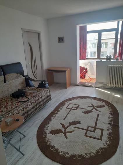 Apartament cu 2 camere semidecomandat în Podu Roș