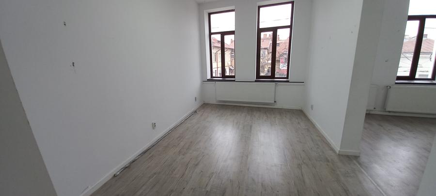 Apartament cu 7 camere decomandat în Calea Călărașilor