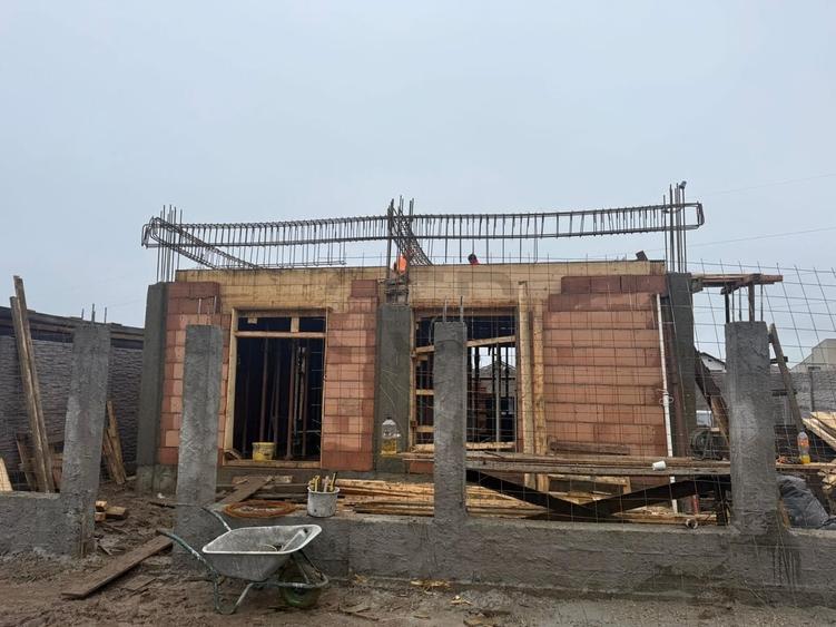 Casă cu 4 camere cu Teren 200 Mp în Pantelimon