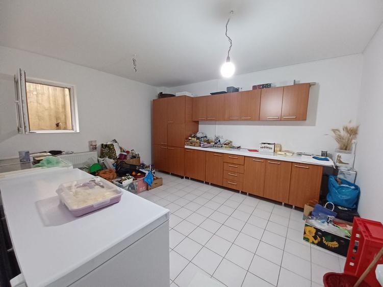 Casă individuală cu 5 camere cu Canalizare în Iris