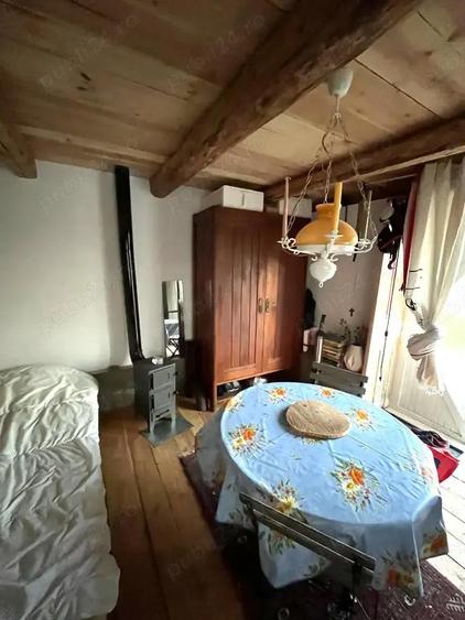 Casă cu 2 camere cu Teren 20000 Mp în Târnova