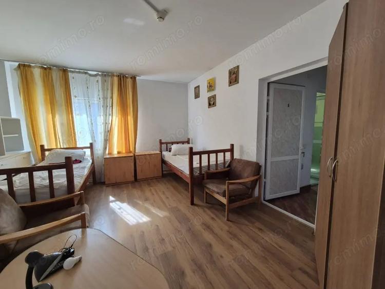 Casă cu 8 camere cu Teren 450 Mp în Găvana