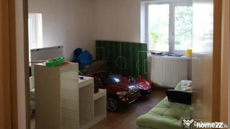 Casă cu 8 camere cu Teren 355 Mp în Nordului