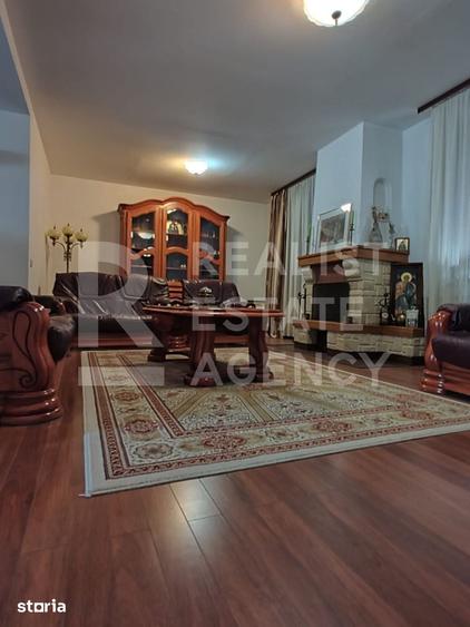 Casă cu 9 camere cu Teren 2000 Mp în Central