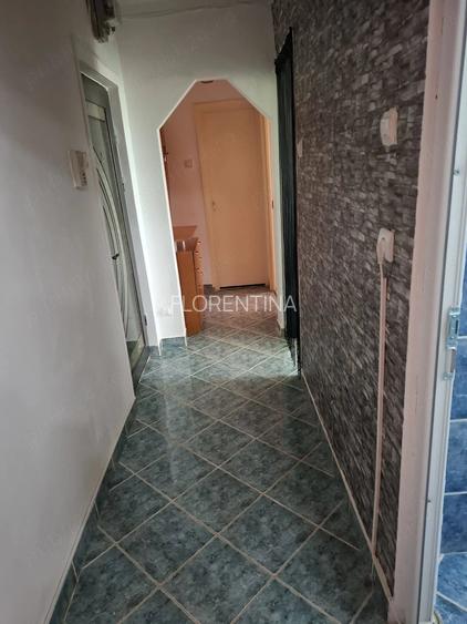 Ap 2 cam total decomandat Vlaicu cu termoteca pe str. Principala