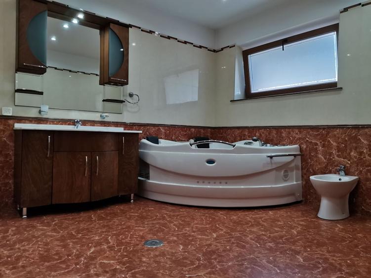 Casă individuală cu 7 camere cu Canalizare în Băneasa