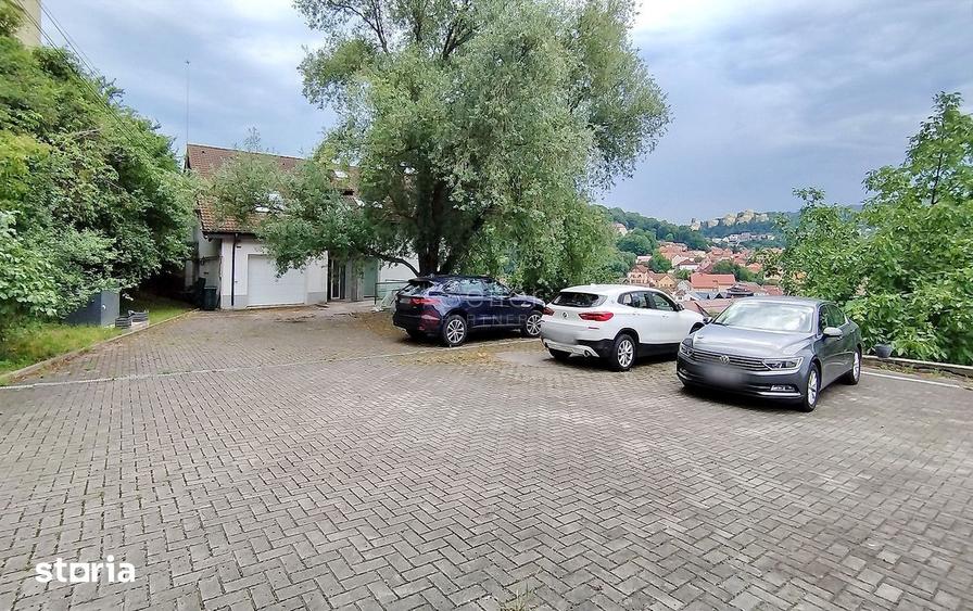 Casă cu 9 camere cu Teren 1600 Mp în Dealul Cetății