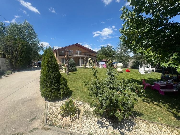 Casă individuală cu 9 camere cu Canalizare în Periș