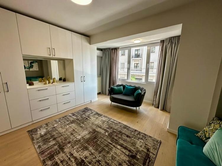 Apartament cu 3 camere semidecomandat în Calea Victoriei