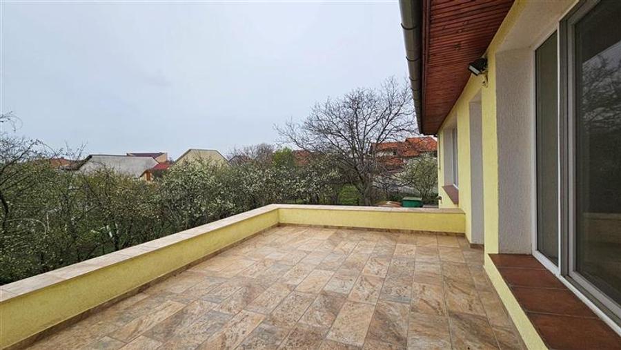Casă individuală cu 8 camere cu Canalizare în Blașcovici
