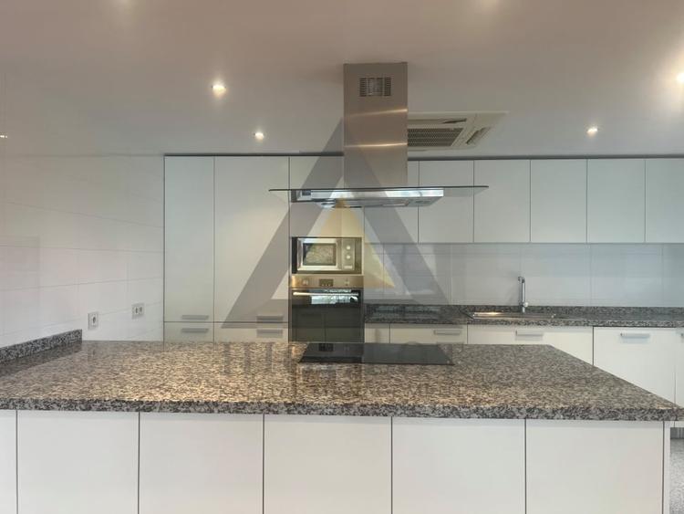Apartament cu 4 camere semidecomandat în Kiseleff