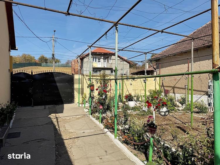 Casă cu Teren 1813 Mp în Tinca