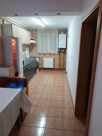 Apartament cu 3 camere decomandat în Tractorul