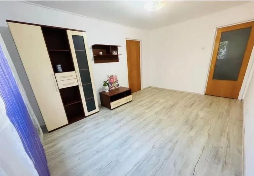 Apartament cu 3 camere decomandat, mobilat în Tei