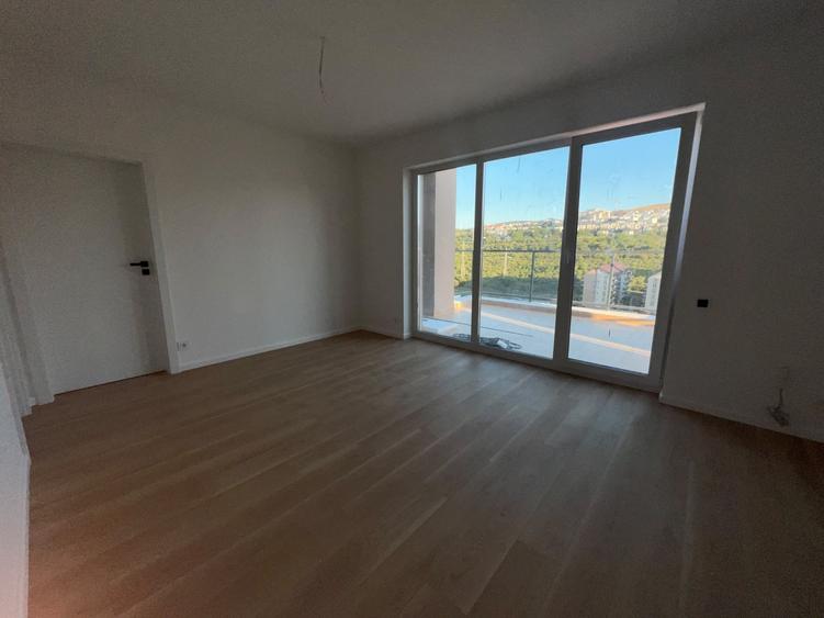 Apartament cu 3 camere semidecomandat în Florești