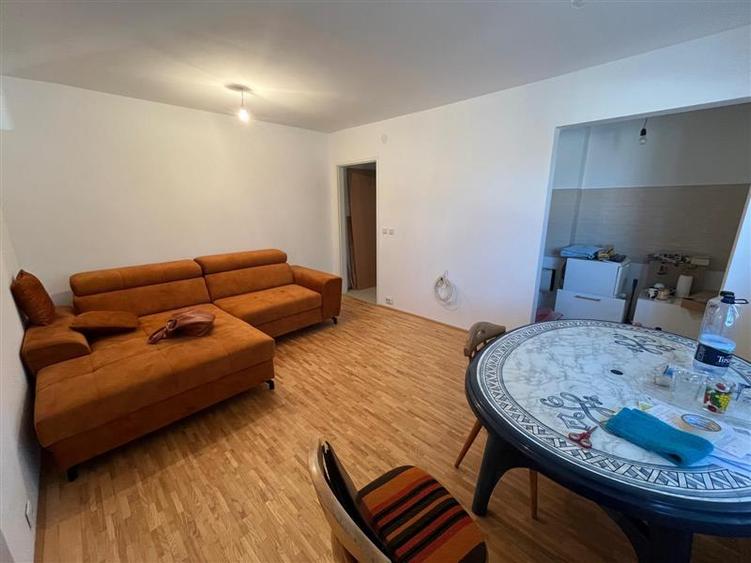 Apartament cu 3 camere semidecomandat în Nord