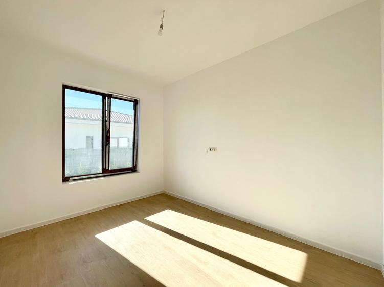 Duplex cu 4 camere cu Canalizare în Moșnița Nouă