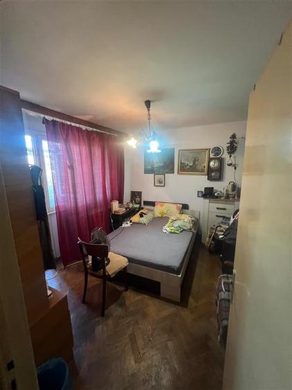 Apartament cu 3 camere semidecomandat în Podu Roș