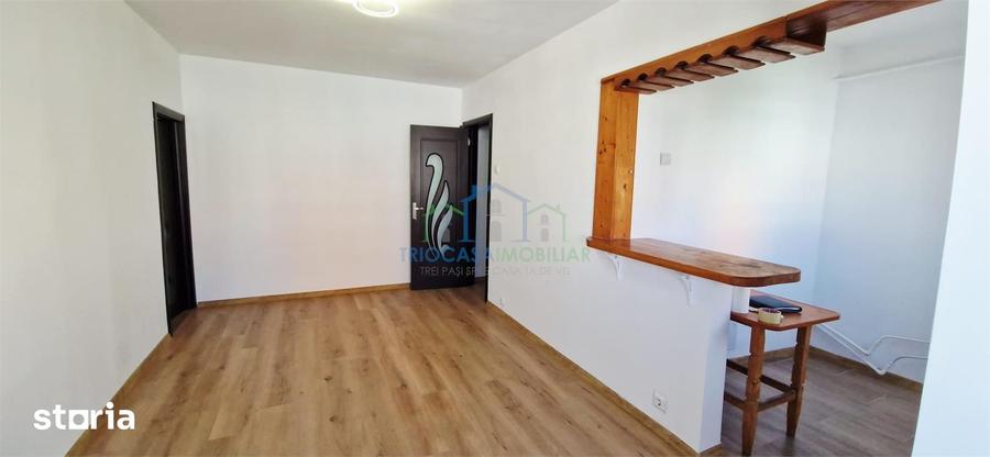 Apartament cu 3 camere semidecomandat în Craiovița Nouă