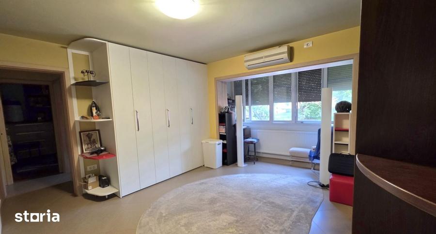 Apartament cu 3 camere semidecomandat în Complex Studențesc