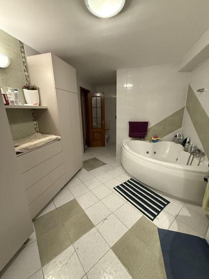 Apartament cu 3 camere decomandat în Exterior Vest