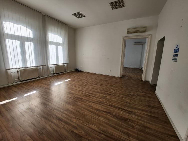 Birou, de 200 mp, în Central