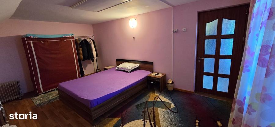 Casă cu 3 camere cu Teren 6400 Mp în Central