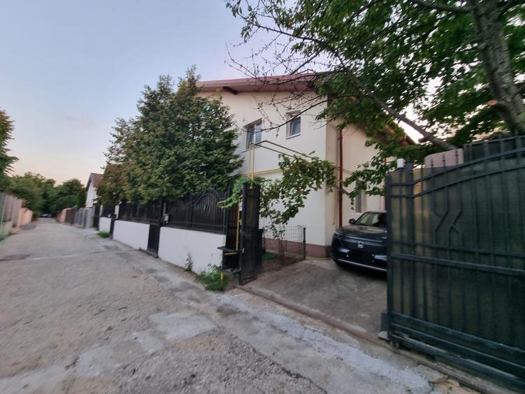 Casă cu 4 camere în Roșu