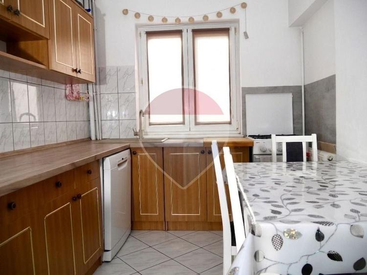 Apartament cu 3 camere decomandat în Central