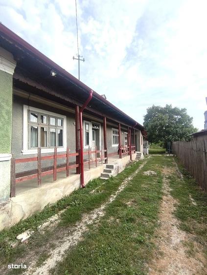 Casă cu 3 camere semidecomandat în Hulubești