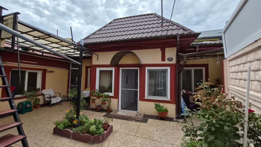 Casă individuală cu 4 camere cu Canalizare în Faleza Nord
