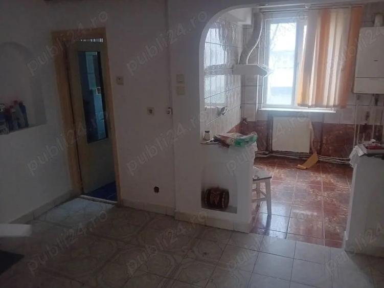 Apartament cu 3 camere decomandat în Precista