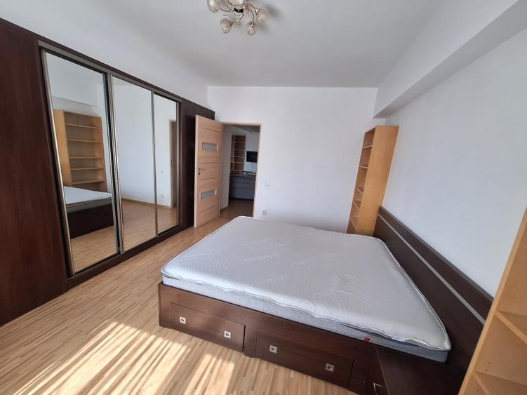 Apartament cu 3 camere semidecomandat, mobilat în Berceni
