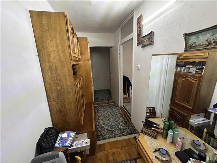 Apartament cu 3 camere semidecomandat în Girocului