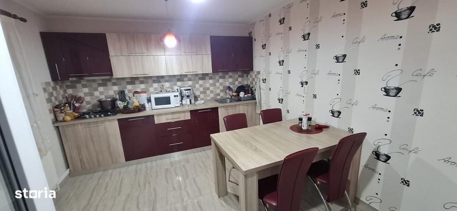 Casă cu 3 camere în Vânătorii Mici