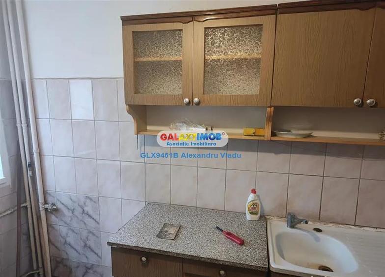 Apartament cu 3 camere semidecomandat în Baba Novac