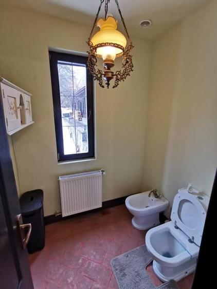 Casă individuală cu 6 camere decomandat cu Canalizare în Central
