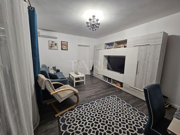 Apartament cu 3 camere decomandat, mobilat în Sânnicoară