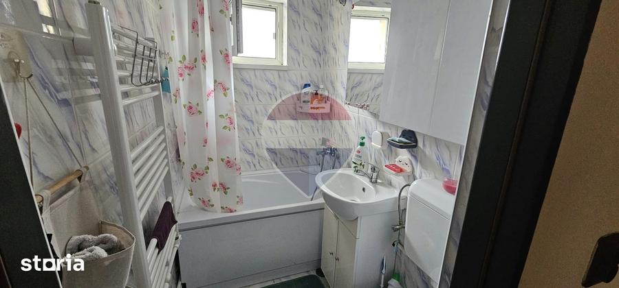 Apartament cu 3 camere semidecomandat în Central