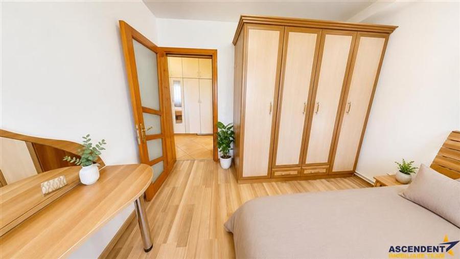 Apartament cu 3 camere decomandat, mobilat în Central