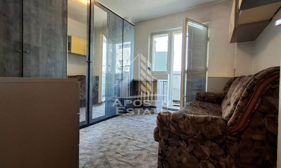 Apartament cu 4 camere semidecomandat, mobilat în Micălaca
