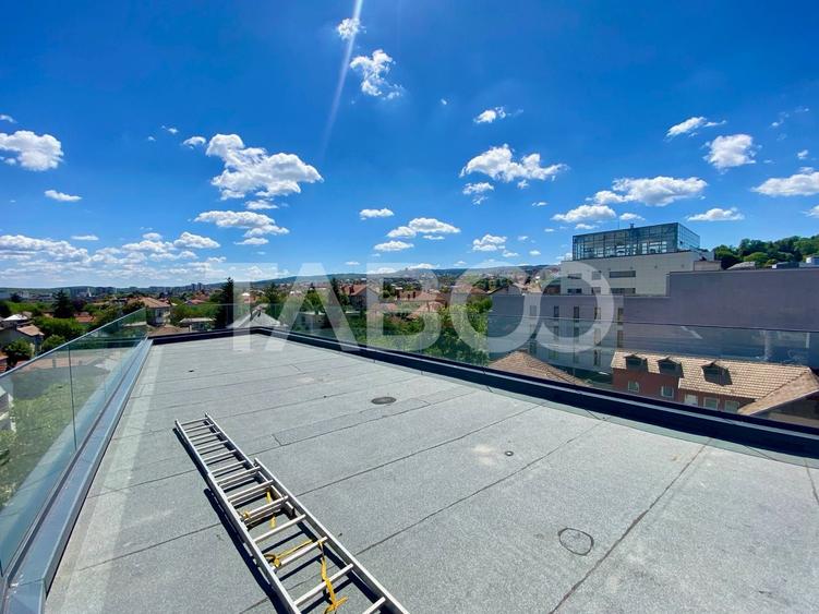 Penthouse cu 3 camere semidecomandat în Central