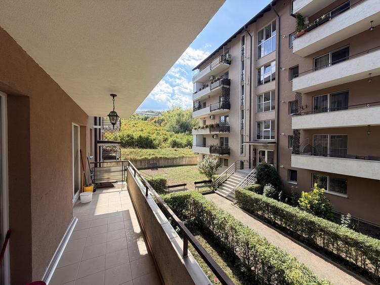 Apartament cu 3 camere semidecomandat, mobilat în Florești