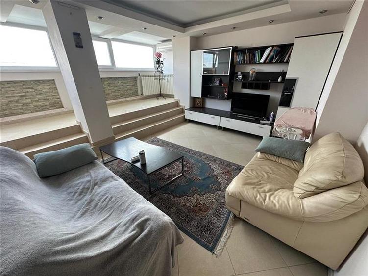 Apartament cu 3 camere semidecomandat, mobilat în Tineretului