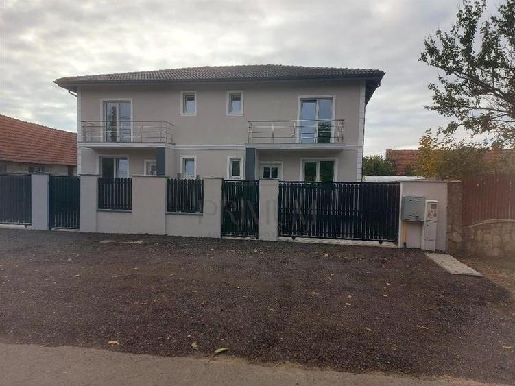 Duplex cu 4 camere cu Canalizare în Utvin