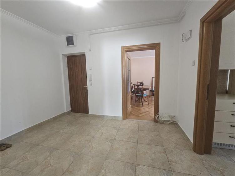 Apartament cu 3 camere decomandat în Domenii