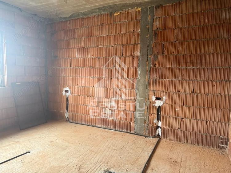 Casă cu 8 camere cu Teren 278 Mp în Bazoș