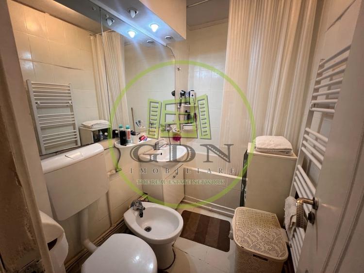 Apartament cu 3 camere semidecomandat, mobilat în Central