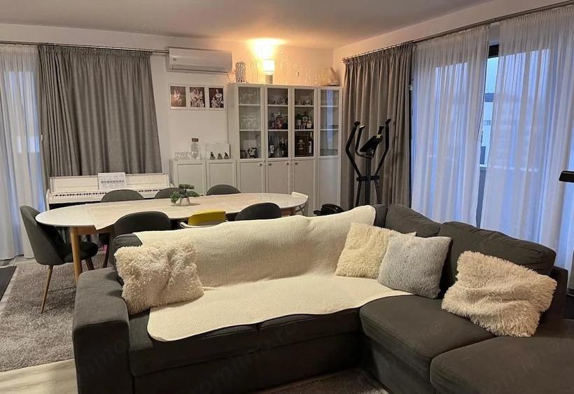 Apartament cu 4 camere decomandat în Noua